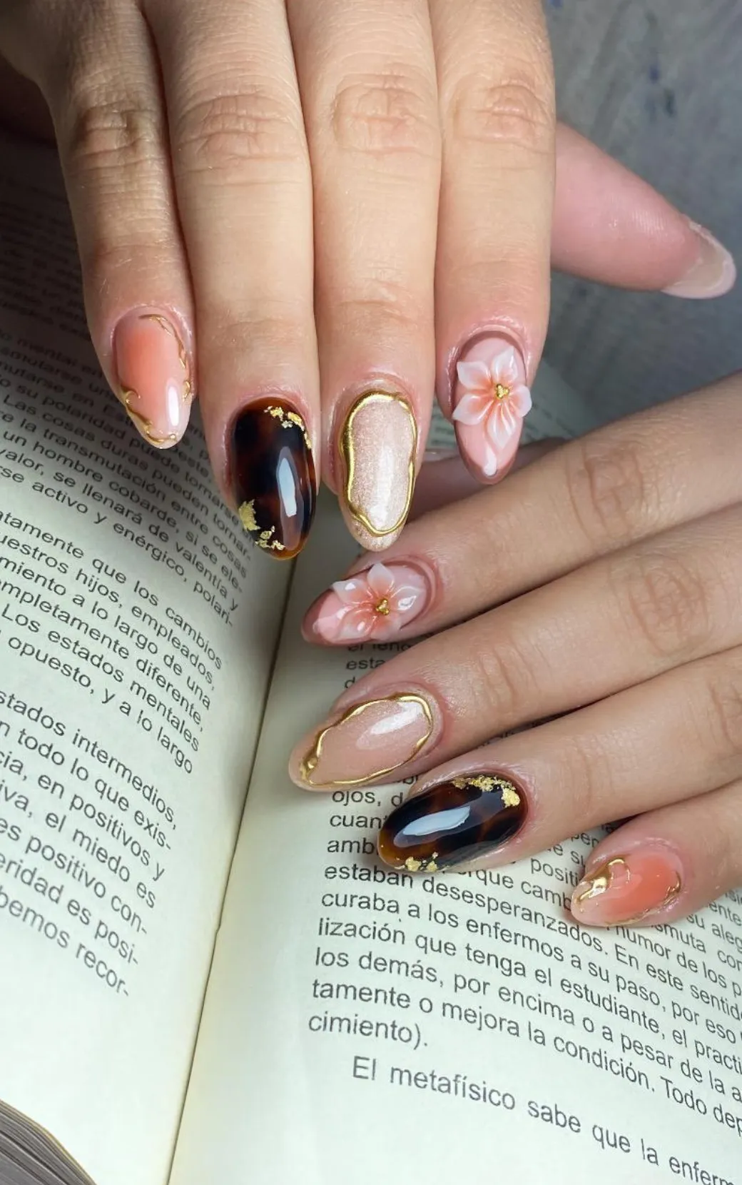 Detalle de manicure profesional en Estilo Impecable con acabado elegante y cuidado femenino