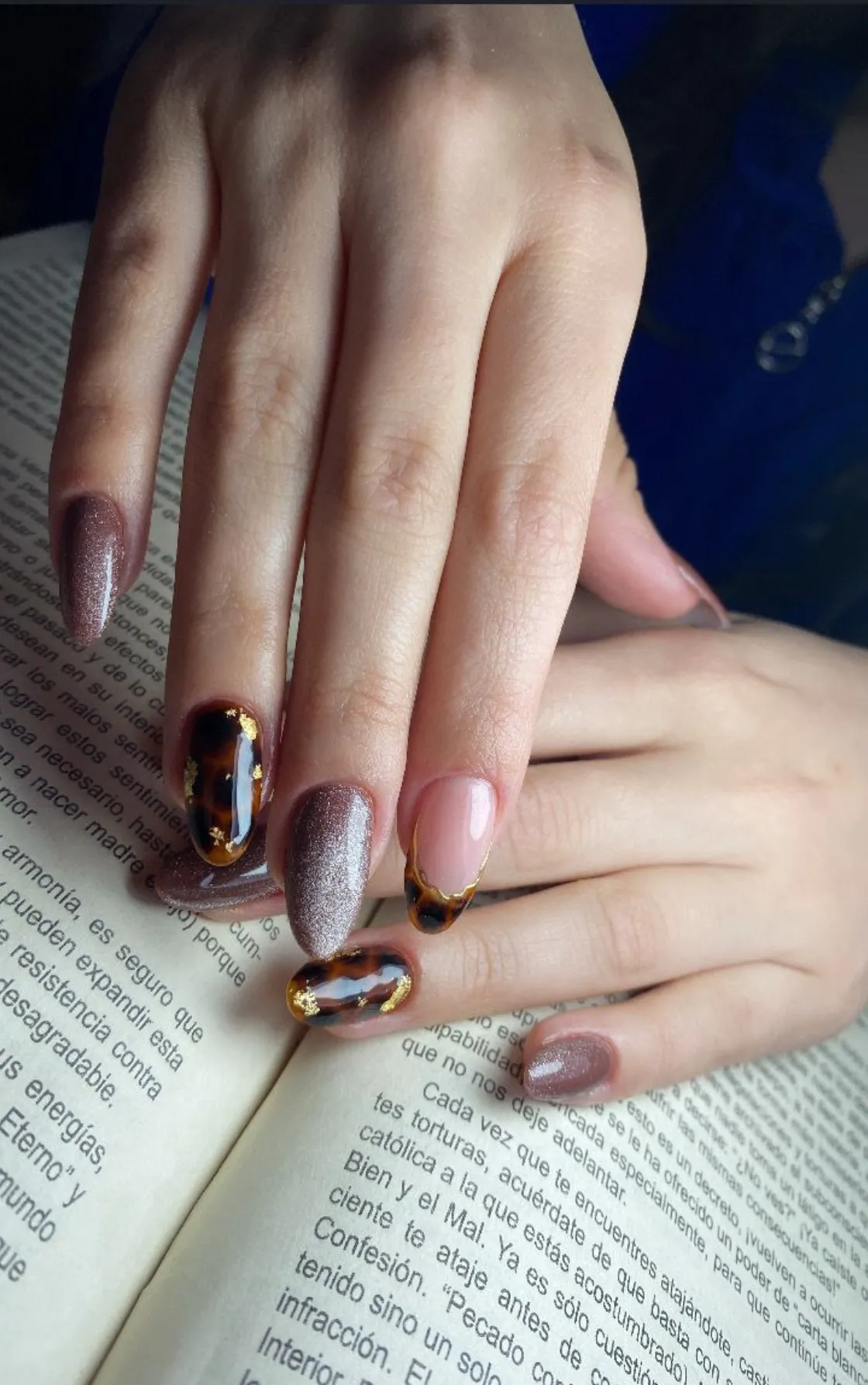 Trabajo profesional de uñas en Estilo Impecable Riobamba con diseño elegante y cuidado de la uña natural